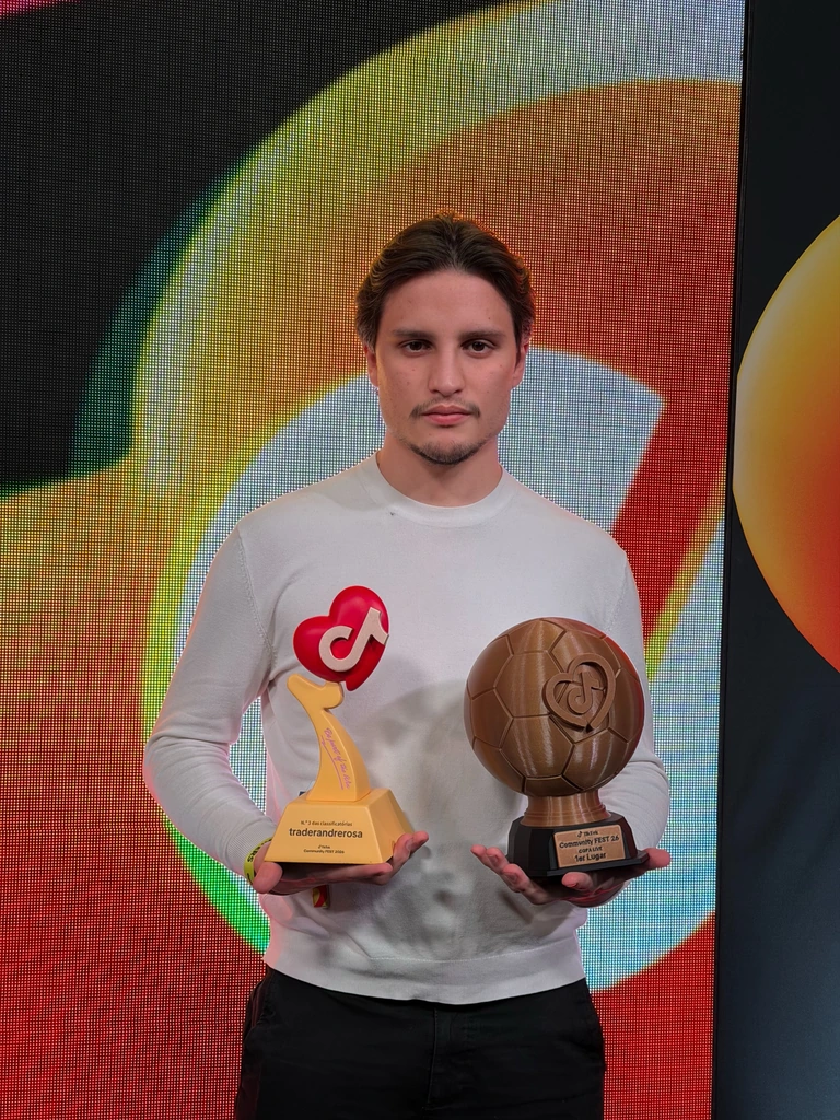 André Rosa segurando troféus do TikTok Community Fest 2026